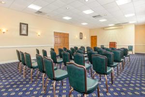red roof inn and suites newport news