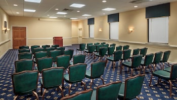 red roof inn and suites newport news