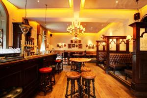 white hart hotel and apartments