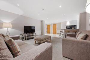 white hart hotel and apartments