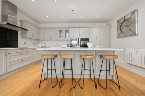 white hart hotel and apartments