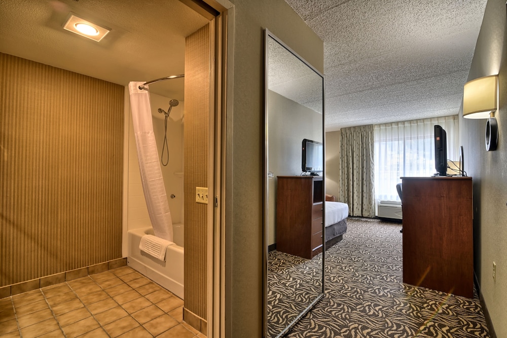 clarion inn and suites university area
