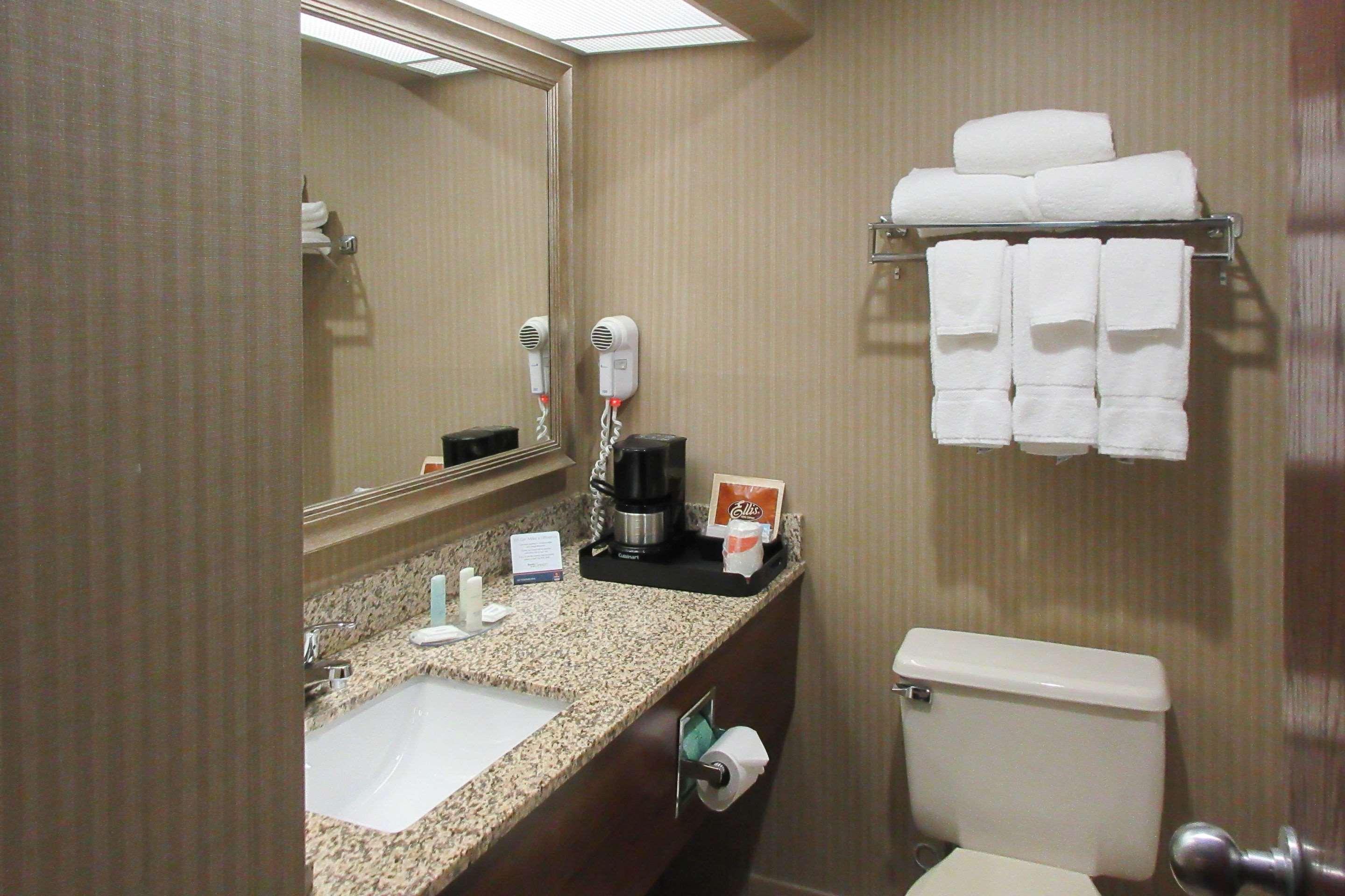 clarion inn and suites university area