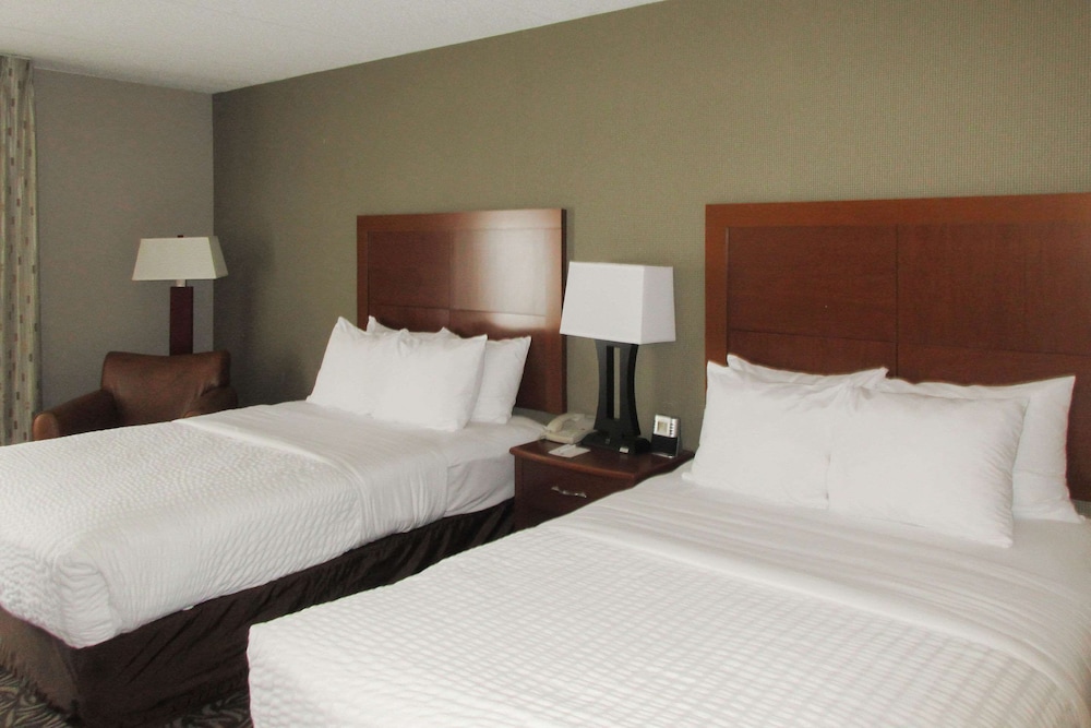 clarion inn and suites university area