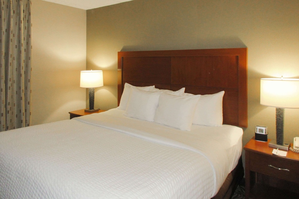 clarion inn and suites university area