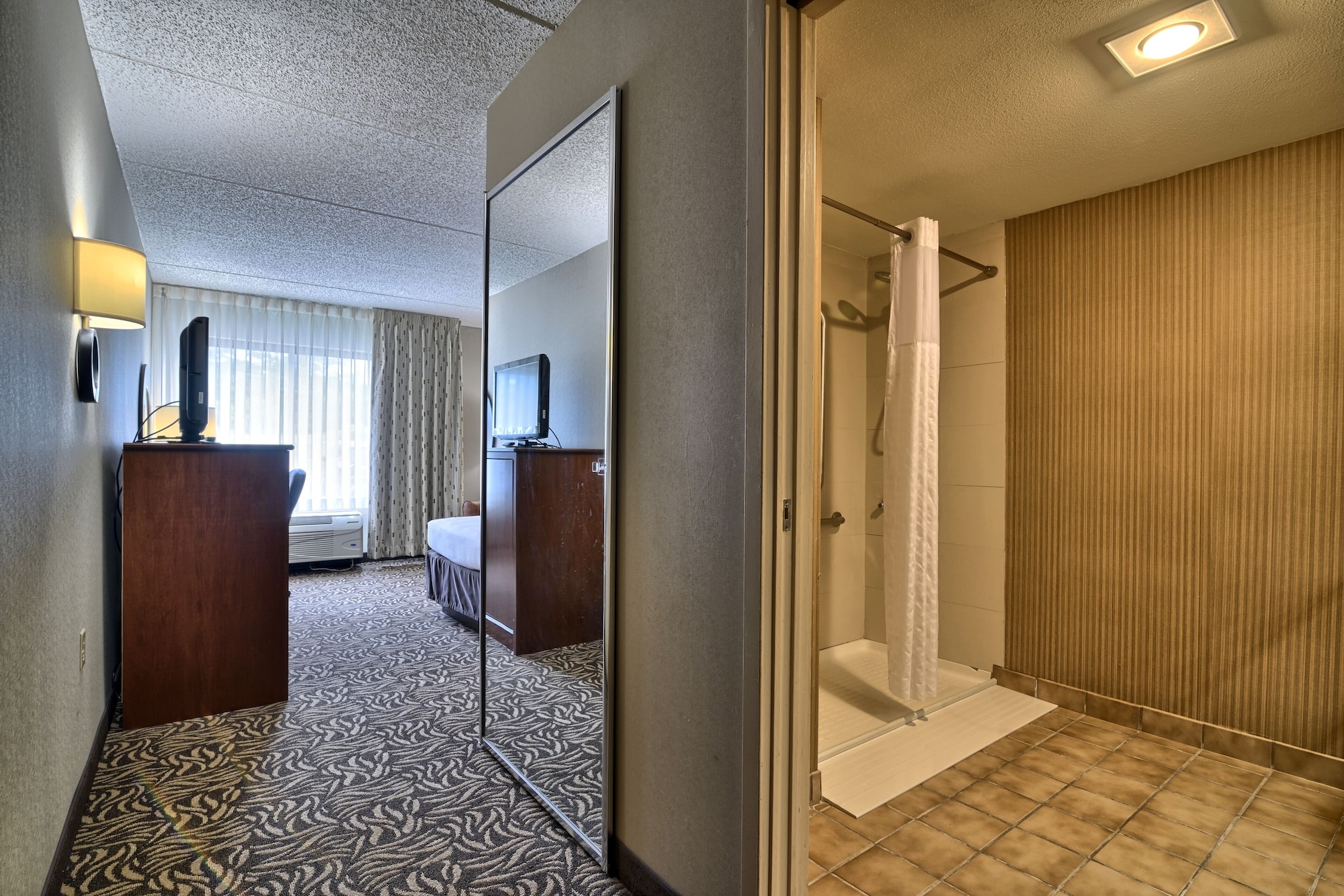 clarion inn and suites university area