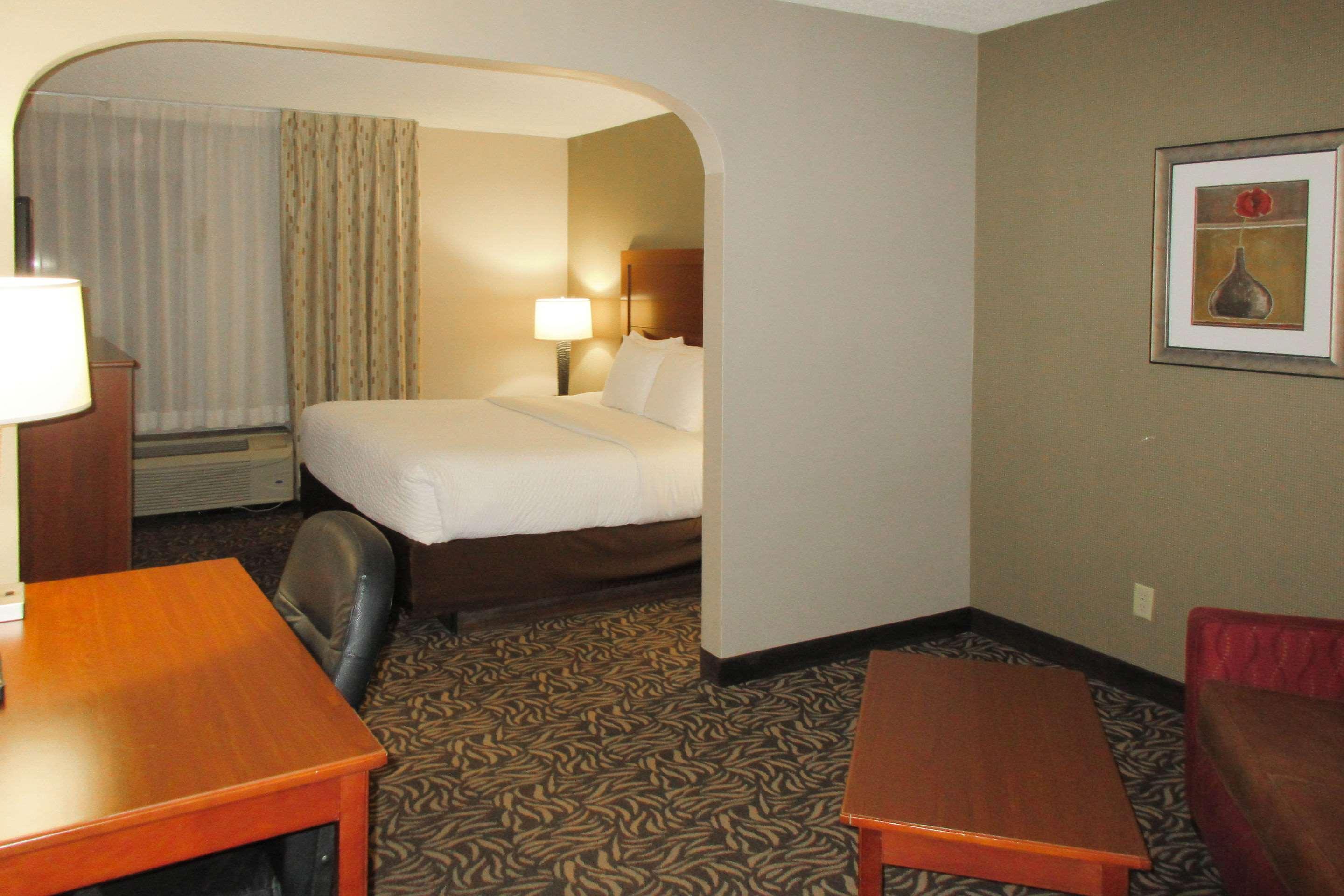 clarion inn and suites university area