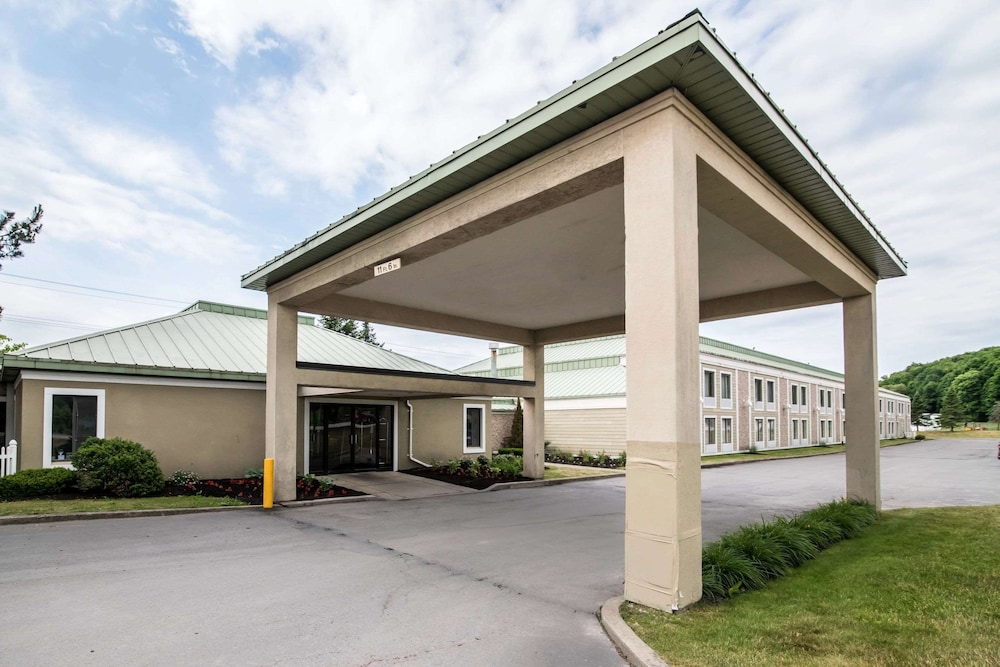 clarion inn and suites university area