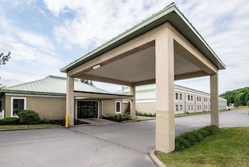 clarion inn and suites university area