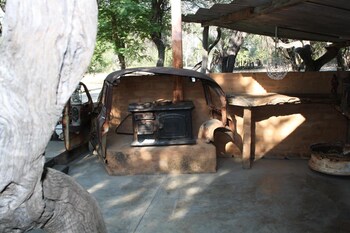 Roy's Rest Camp,In The Suburbs,3 star