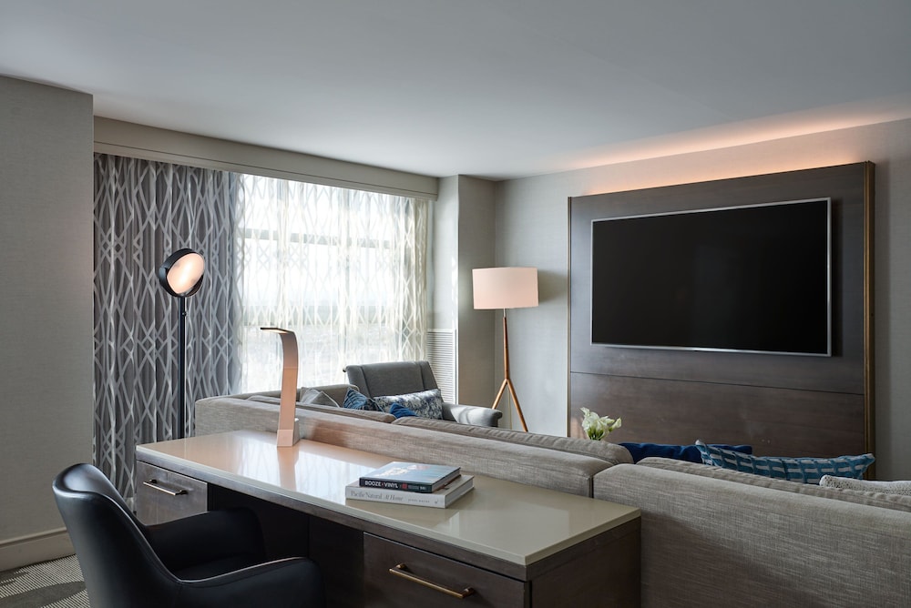 renaissance los angeles airport hotel