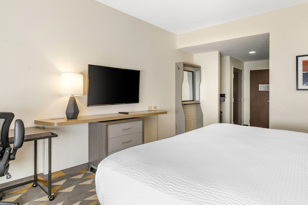 holiday inn louisville airport south by ihg