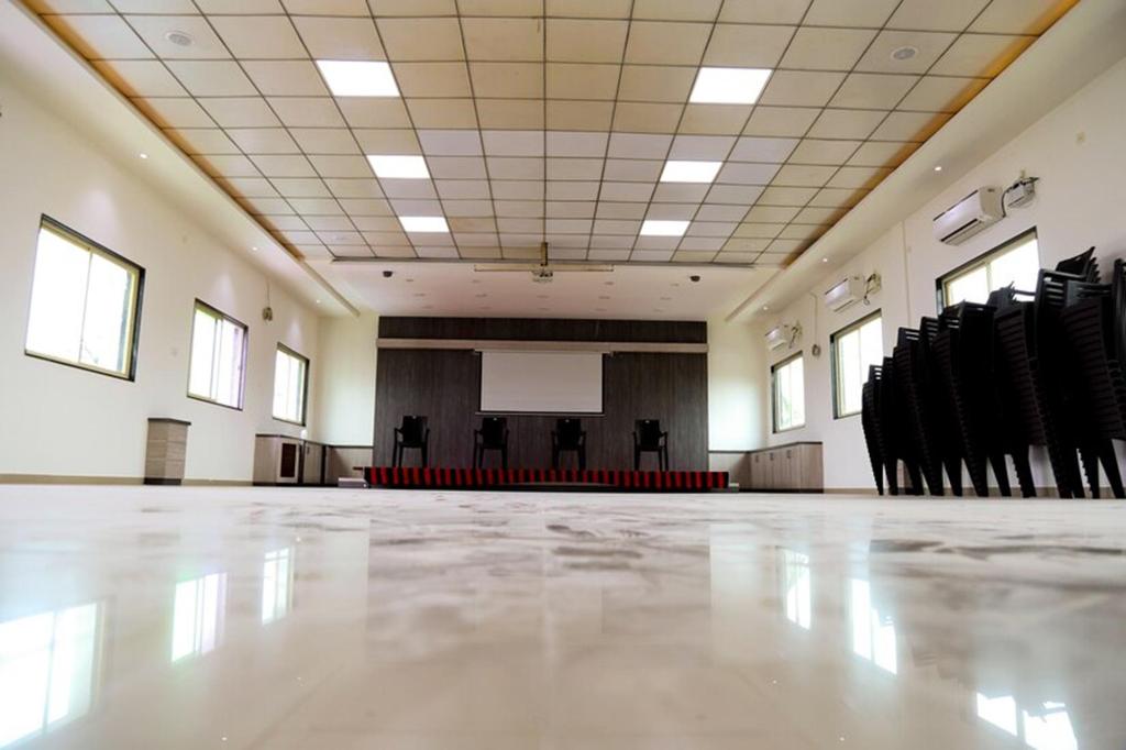 hotel madhuvan international