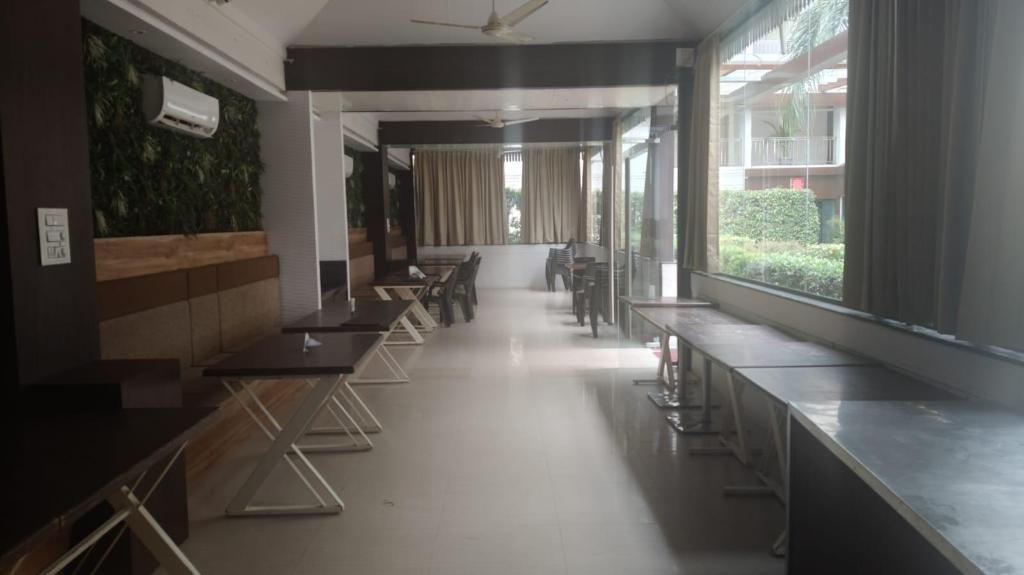 hotel madhuvan international