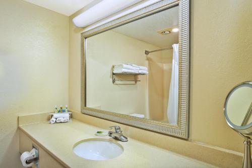 holiday inn express mackinaw city by ihg