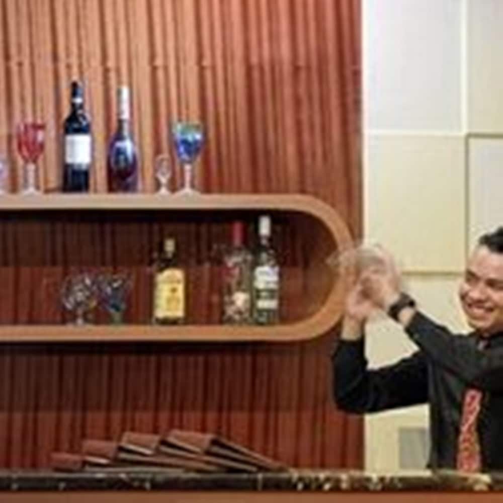 rocky plaza hotel padang