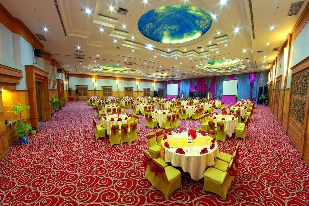 rocky plaza hotel padang