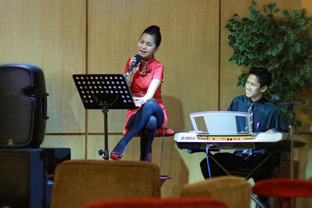 rocky plaza hotel padang