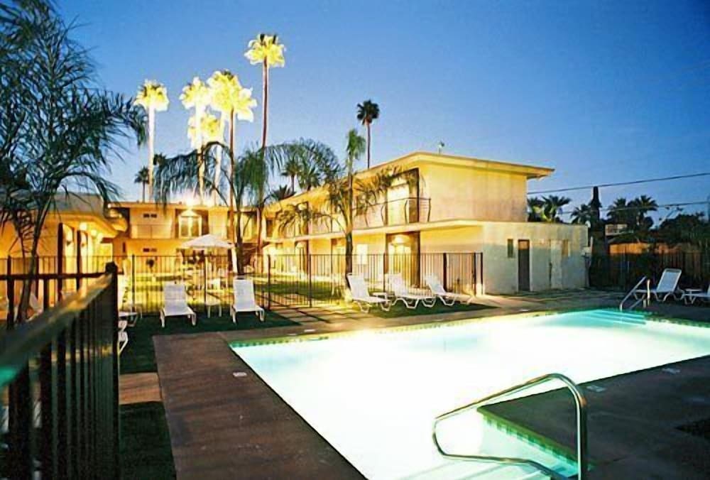 7 springs inn and suites