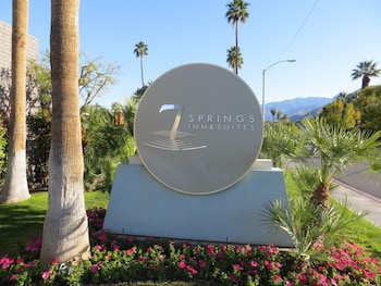 7 springs inn and suites