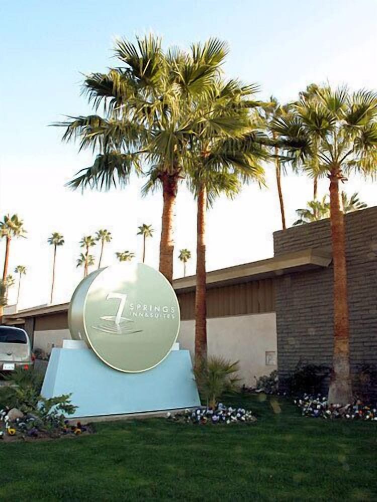 7 springs inn and suites