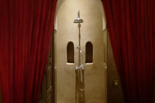 riad noir divoire