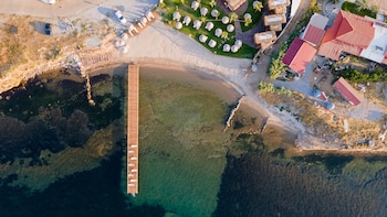 anda beach bistro and rooms