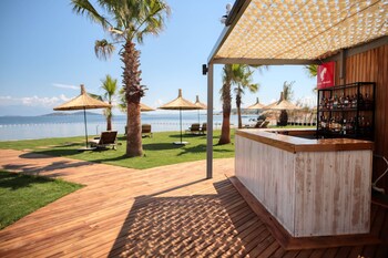 anda beach bistro and rooms