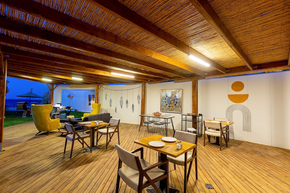 anda beach bistro and rooms
