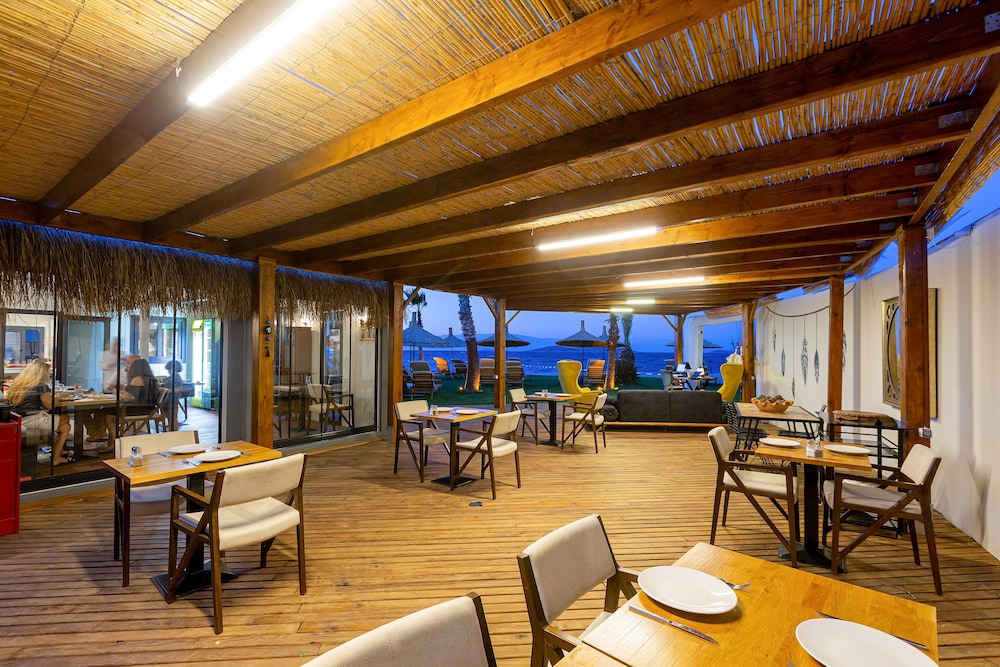 anda beach bistro and rooms