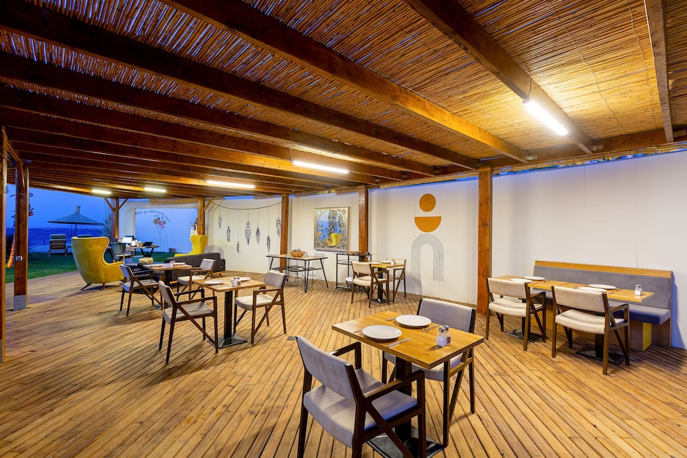 anda beach bistro and rooms