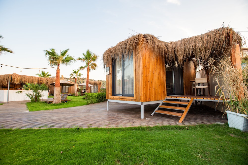 anda beach bistro and rooms