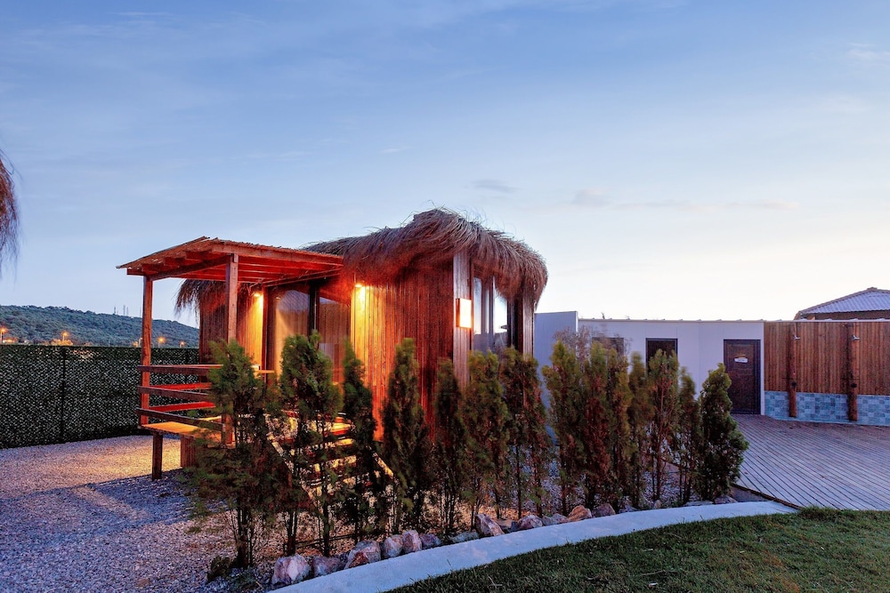 anda beach bistro and rooms