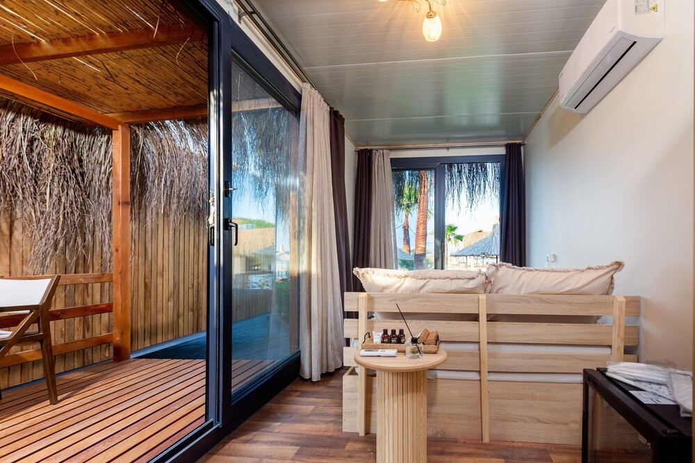 anda beach bistro and rooms