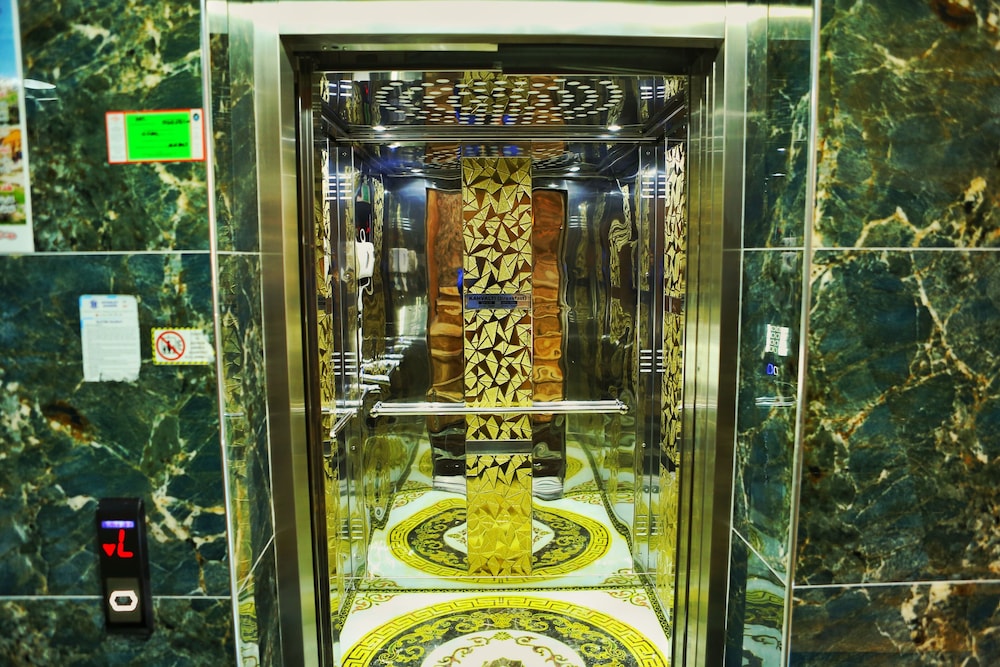 bianca deluxe hotel van