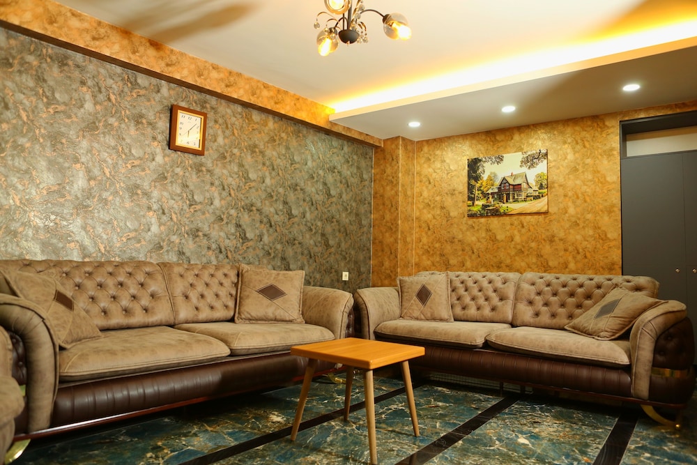 bianca deluxe hotel van