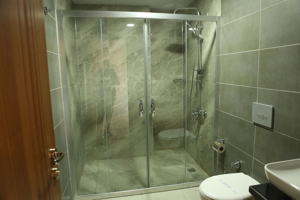 bianca deluxe hotel van