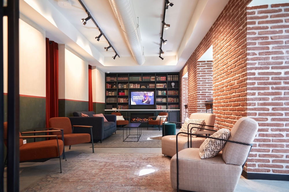 latroupe prado hostel