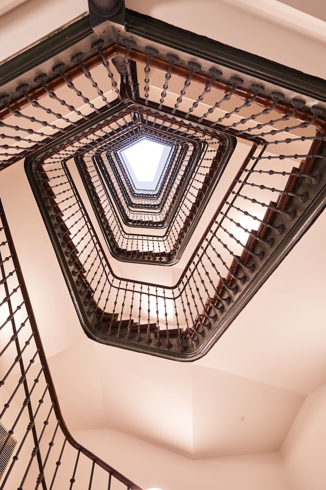 latroupe prado hostel