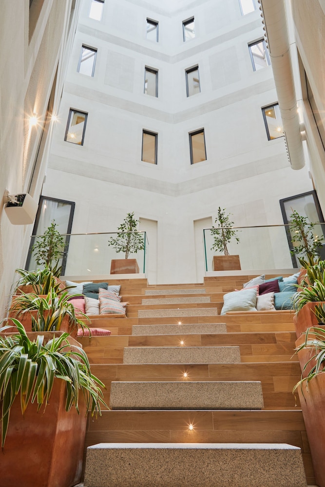 latroupe prado hostel