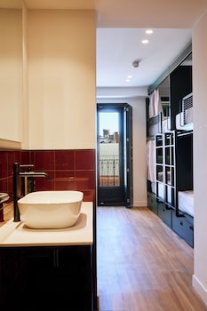 latroupe prado hostel