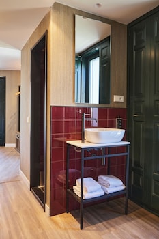 latroupe prado hostel