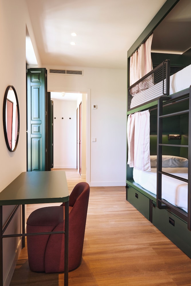 latroupe prado hostel