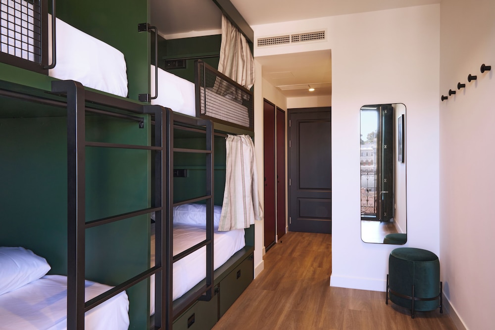 latroupe prado hostel