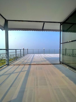 Aalayah Stays,,3 star