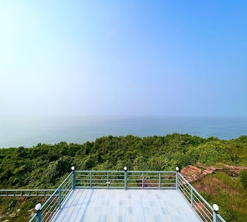 Aalayah Stays,,3 star