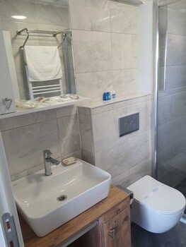 la vie en rose otel by sogutdagi