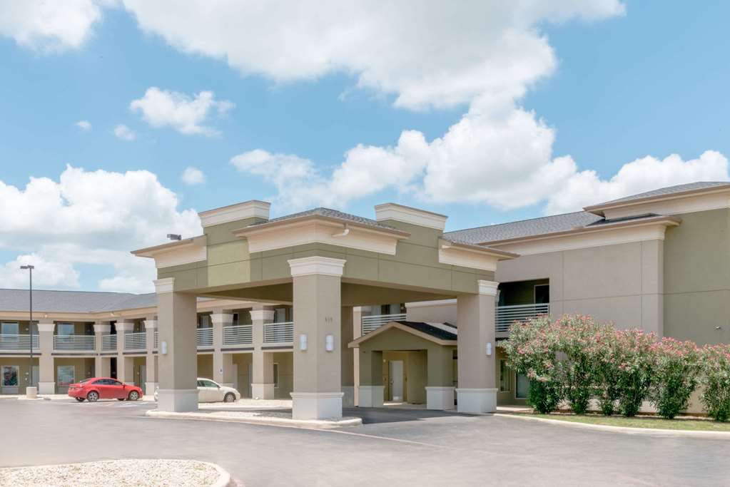 super 8 by wyndham cotulla tx