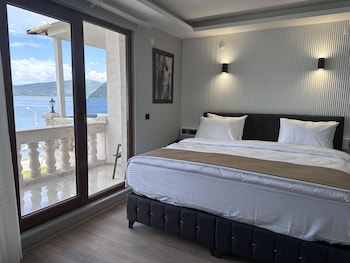 white life hotel and cafe