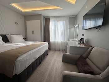 white life hotel and cafe